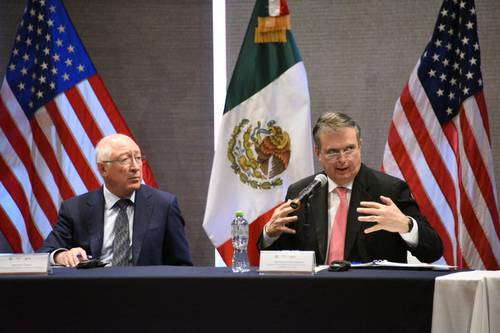 Ken Salazar, embajador estadunidense en nuestro país, y el canciller Marcelo Ebrard durante la rueda de prensa efectuada ayer en Tijuana.