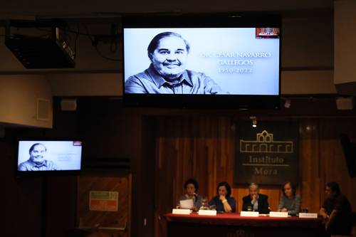 Laura Suárez de la Torre, Guadalupe Villa, Jorge Castañeda Zavala, Graziella Altamirano y Pavel Navarro durante el homenaje, ayer, en el Instituto Mora.