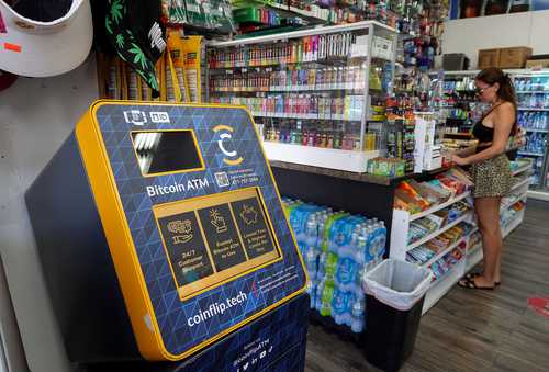 En algunas tiendas de conveniencia de Miami, Florida, se pueden comprar criptomonedas de forma inmediata.