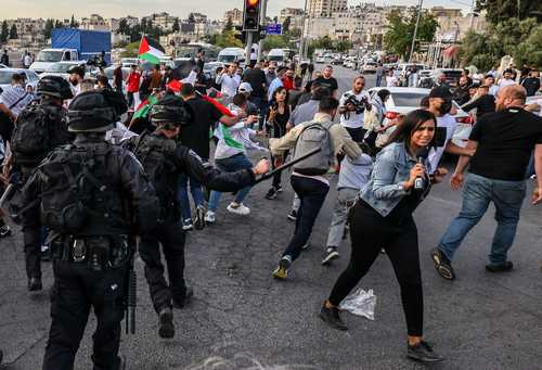 Las fuerzas de seguridad israelíes dispersan una protesta que condena la muerte de la veterana periodista de Al-Jazeera, Shireen Abu Akleh, asesinada a tiros mientras cubría una redada del ejército israelí en Jenin.