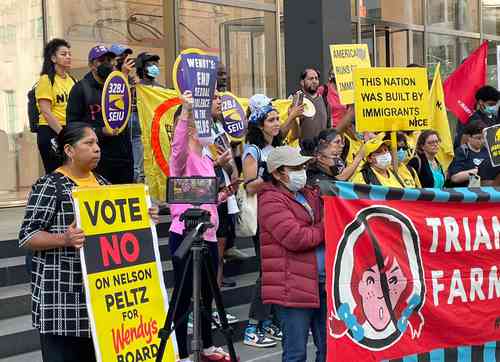 Lupe Gonzalo (izquierda), de la Coalición de Trabajadores de Immokalee, y sus correligionarios realizaron ayer una protesta para exigir justicia para los asalariados.