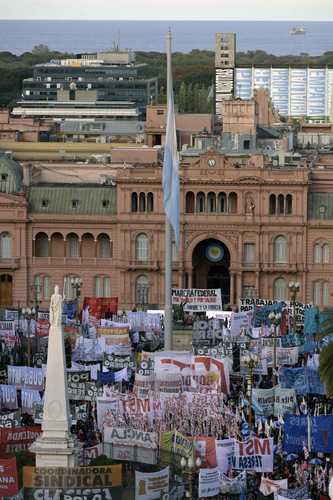 Diferentes gremios acudieron desde las provincias a la Marcha Federal de ayer en Buenos Aires, motivados principalmente para protestar por la inflación de 23 por ciento en lo que va del año.