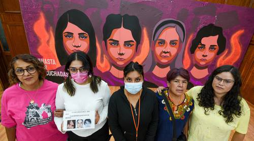 Madres de mujeres desaparecidas protestaron ayer durante la inauguración del mural itinerante Hasta ser escuchadas, instalado en el salón Benito Juárez del Congreso del estado de México, en Toluca. Con la obra se busca visibilizar a las familias afectadas y la falta de respuesta de las autoridades.