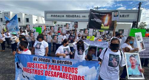 Decenas de personas se manifestaron ayer en Tepic en repudio al aumento de las desapariciones forzadas en la entidad, principalmente en la capital del estado y el municipio de Bahía de Banderas, colindante con Puerto Vallarta, Jalisco. Desde 2017, el Colectivo Familias Unidas por Nayarit ha encontrado alrededor de 30 fosas clandestinas, principalmente en las áreas rurales de los municipios de Xalisco y San Blas.