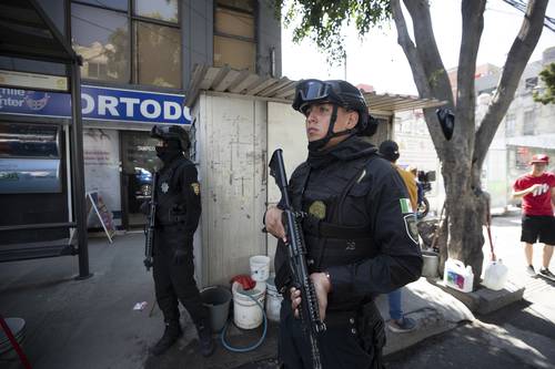 El intento de asalto a una óptica ubicada en avenida Chapultepec, esquina con Tampico, en la colonia Roma, generó una fuerte movilización policiaca. Tras el seguimiento con cámaras de videovigilancia, los uniformados capturaron a dos presuntos asaltantes.