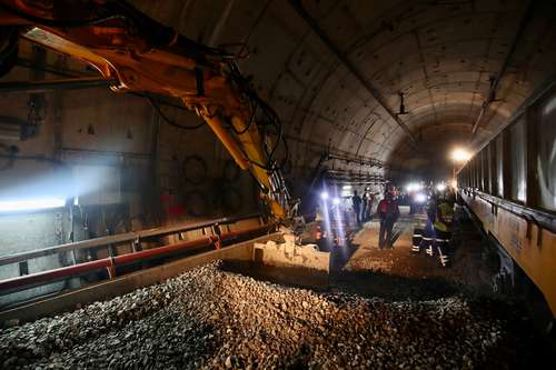 Trabajos de mejoramiento de las curvas en el tramo subterráneo de la línea 12 del Metro. Aquí, en la estación Zapata.