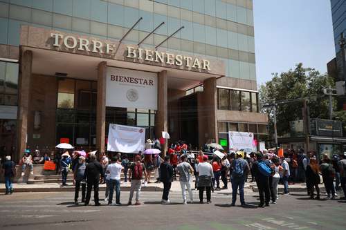 Un grupo de trabajadores sindicalizados de la Secretaría de Bienestar bloqueó ayer Paseo de la Reforma para exigir que les otorguen prestaciones básicas que habrían dejado de recibir desde enero pasado, tras lo cual se llevó a cabo un diálogo con las autoridades, quienes se comprometieron a resolver favorablemente la petición. María Eugenia Dávalos, presidenta ejecutiva del Sindicato Nacional de Trabajadores de Bienestar, explicó que los empleados han sostenido más de 10 reuniones y enviado 16 oficios ante la falta de cumplimiento de prestaciones “presupuestadas y respetadas desde hace más de 40 años”, entre ellas, el servicio de transporte local a los empleados; reabrir el Centro de Desarrollo Infantil y cumplir el artículo 21 de su contrato, que autoriza a empleados que se jubilan a cederle su plaza a familiares.