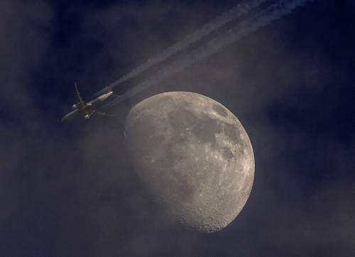 En Frankfurt, un avión pasa cerca de la imagen de la Luna. El satélite se ve cubierto de nubes.
