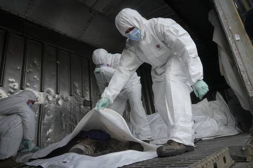Militares ucranios identifican cuerpos de soldados rusos en un vagón frigorífico en Kiev, Ucrania.