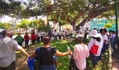Integrantes del colectivo de Mazatlán hicieron una cadena humana alrededor del árbol para decir a sus seres ausentes que siguen en la lucha y no descansarán hasta encontrarlos.