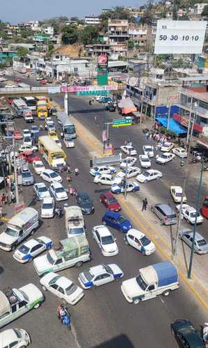 Conductores de taxis y camionetas impidieron por más de seis horas el tránsito en varios puntos de Acapulco.