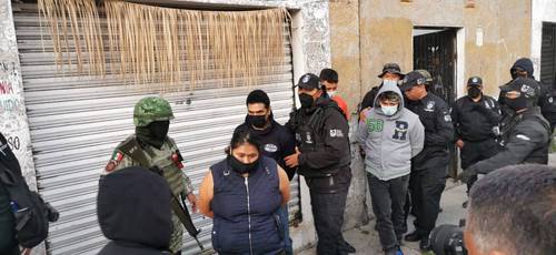 En dos vecindades de la calle Libertad, en la colonia Morelos, fueron detenidas seis personas y se incautaron drogas.