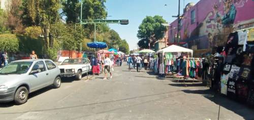 Comerciantes ambulantes invasivos ubicados en el acceso sur del Tianguis Cultural del Chopo.