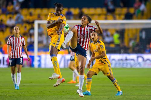 Las universitarias aprovecharon su condición de locales ante unas Chivas que cerraron filas a tiempo para evitar una catástrofe mayor. El partido de vuelta se disputará el lunes en el estadio Akron, al que las tigrillas se presentarán sin Jacqueline Ovalle, baja por lesión.