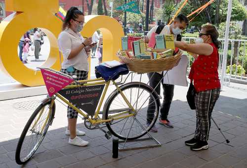 Paseantes compran publicaciones de El Colegio Nacional que se ofrecieron ayer en el centro de Coyoacán.