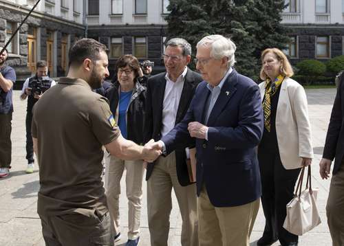 El presidente de Ucrania, Volodymir Zelensky, (izquierda), recibió al líder republicano del Senado de Estados Unidos, Mitch McConnell.