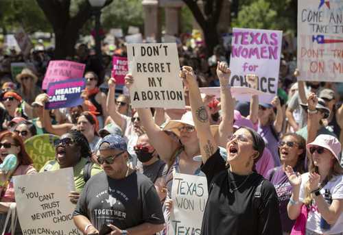 De Pittsburgh a Los Ángeles, y de Nashville, Tenesi, a Lubbock, Texas, una muchedumbre participó ayer en eventos en que resonaron consignas como “¡Fuera la prohibición de nuestros cuerpos!”. En varias de las manifestaciones tomaron parte políticos demócratas.