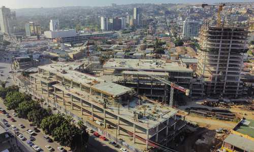 Desarrollos verticales con hasta 20 pisos se pueden observar en el oeste de la ciudad de Tijuana, con costo promedio 300 mil dólares –alrededor de 6 millones de pesos–, inalcanzables hasta para la tradicional clase media local.