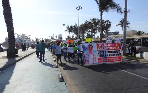 Familiares, amigos y maestros de Luis Fernando Peraza Romero, de 17 años, marcharon ayer por el malecón de Mazatlán, Sinaloa, para exigir la presentación con vida del alumno de preparatoria del Cetis 127, quien fue visto por última vez el 11 de mayo, en un fraccionamiento. La Comisión Estatal de Búsqueda de Personas en el estado solicitó ayuda para la localización del joven, quien en la fecha referida vestía el uniforme del plantel donde estudiaba.