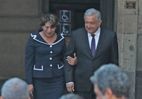 La secretaria Delfina Gómez y el presidente López Obrador, en la ceremonia realizada ayer en instalaciones de la SEP.