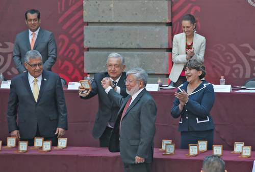 Raymundo Rivero Nájera recibió ayer, de manos del Presidente, su reconocimiento durante la ceremonia por el Día del Maestro en instalaciones de la SEP.