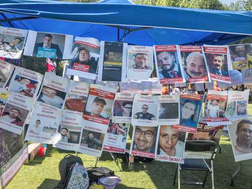 BUSCAN A DEUDORES DE PENSIONES ALIMENTICIAS. En el Centro Cultural Los Pinos, integrantes de colectivos colocaron un tendedero con fotos de quienes han evadido el pago por manutención de sus hijos.