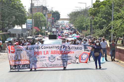 Integrantes de la sección 22 de la Coordinadora Nacional de los Trabajadores de la Educación marcharon desde las antiguas oficinas del Instituto Estatal de Educación Pública de Oaxaca hasta el zócalo de la entidad con motivo del Día del Maestro.