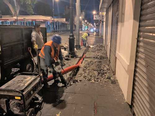 Trabajadores de la Comisión Federal de Electricidad continuaban anoche con la sustitución del cableado y la reparación de las tres fases que suministran energía eléctrica a viviendas, talleres y establecimientos comerciales del Centro Histórico.