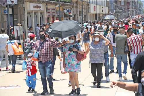 La Secretaría de Gestión Integral de Riesgos y Protección Civil activó la alerta amarilla para este lunes ante las altas temperaturas que se esperan en las demarcaciones Azcapotzalco, Benito Juárez, Cuauhtémoc, Gustavo A. Madero, Iztacalco, Iztapalapa, Miguel Hidalgo y Venustiano Carranza, donde se prevé que el termómetro marque 30 grados. En esta imagen, capitalinos sortean el calor con sombrillas y sombreros en el Centro Histórico .