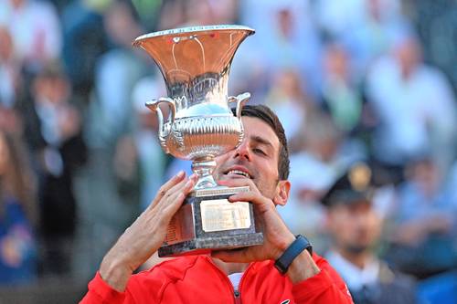 Novak Djokovic acaricia su primer trofeo de la temporada y acudirá la próxima semana a Roland Garros con miras a superar la marca de Rafael Nadal.