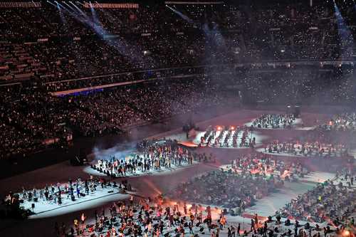 Durante el concierto Rockin’1000 que se llevó a cabo el sábado en el Stade de France, en Saint-Denis, en las afueras de París. La presentación Reúne mil 38 músicos aficionados y profesionales, y se define como la banda de rock más grande del mundo.