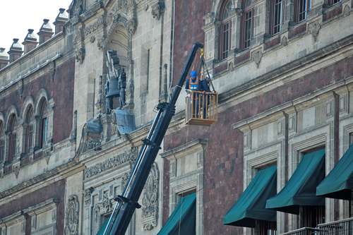 UN TRAPAZO, JÓVENES. A 500 años de que empezara su edificación, trabajadores dan un retoque a la parte alta de la fachada de Palacio Nacional para que luzca impecable.