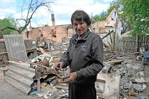 Un residente de Kozarovychi, localidad ubicada al norte de Kiev, muestra la destrucción que ha dejado la operación militar rusa.