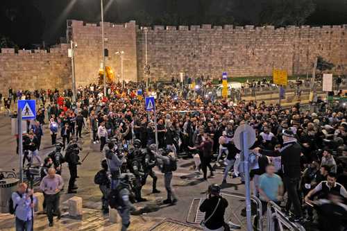 Fuerzas de seguridad de Israel se enfrentaron con palestinos después del funeral de Walid al Sharif, de 23 años, ayer, cerca de la Ciudad Vieja, en los alrededores del cementerio.