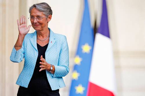 La política centrista Elisabeth Borne fue nombrada ayer primera ministra de Francia, convirtiéndose en la segunda mujer de la historia en ocupar el cargo. De 61 años, la ex ministra del Trabajo sucede a Jean Castexs. Esta decisión fue criticada por algunos políticos de izquierda, entre ellos el líder Jean-Luc Mélenchon, quien declaró que este nombramiento marca “una nueva temporada de maltrato social y ecológico”, al escribir en Twitter que su legado equivalía a “una reducción de los subsidios de un millón de desempleados.” Se espera que Macron y Borne nombren un nuevo gobierno francés en los próximos días.