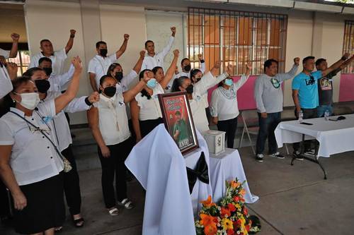 En la escuela primaria José María Morelos y Pavón, en Chilpancingo, integrantes de la Coordinadora Estatal de Trabajadores de la Educación en Guerrero rindieron ayer homenaje al maestro Mario Zamora.