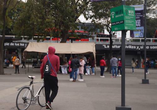 Las autoridades de la Ciudad de México informaron que 2 mil 600 planteles de educación básica y 3 mil 200 conjuntos habitacionales contarán con Internet gratuito. A la fecha se han destinado mil 500 millones de pesos en fibra óptica.