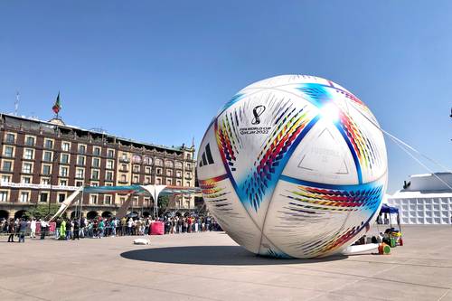 Un gran globo inflable en forma de balón que representa la República del Balón que se utilizará en el Mundial de Futbol de Qatar 2022, fue exhibido en el Zócalo de la Ciudad de México ante el asombro de decenas de visitantes.