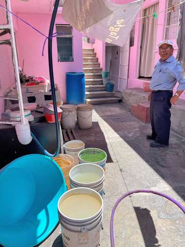 Con una conexión casera, vecinos esperaron la llegada de pipas para llenar sus botes y cubetas “e irla sobrellevando”, dijeron.