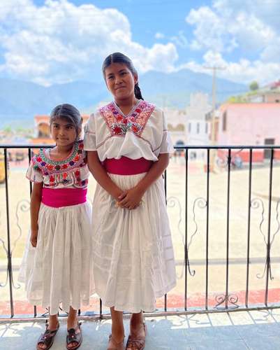 La comunidad en la sierra de Juárez de Oaxaca cuenta ahora con un nuevo acervo de libros infantiles. En la imagen, Rita Arce (derecha), acompañada por una amiguita.