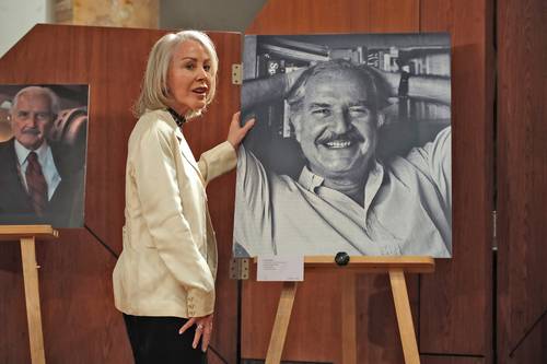 El Colegio Nacional realizó una ceremonia en memoria del escritor fallecido hace una década y a propósito de su ingreso a dicha institución hace 50 años. En la imagen, la periodista Silvia Lemus entre dos retratos del autor de Gringo viejo.