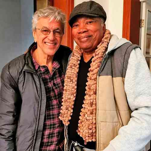  El artista brasileño con Caetano Veloso cumple 60 años de carrera. Foto tomada del Twitter del cantautor