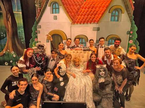 La actriz, con el elenco del musical y su hija Sylvia Pasquel.