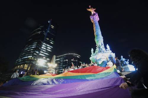 DÍA INTERNACIONAL CONTRA LA HOMOFOBIA. Para conmemorar el Día Internacional contra la Homofobia, Lesbofobia, Transfobia, Bifobia e Intersexofobia, el Gobierno de la Ciudad de México iluminó ayer monumentos como el Ángel de la Independencia.