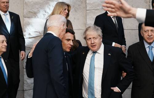Los gobernantes de Estados Unidos, Joe Biden (de lado), Francia, Emmanuel Macron, y de Gran Bretaña, Boris Johnson, el 24 de marzo en Bruselas.