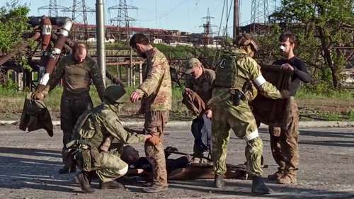 En imagen tomada de video, elementos de fuerzas prorrusas registran a soldados ucranios a la salida de la planta acerera de Azovstal, ayer.