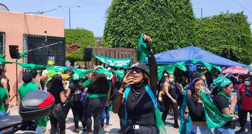 Grupos feministas se manifestaron ayer fuera de la sede del Congreso de Guerrero, en Chilpancingo, al término de la sesión en la cual los diputados aprobaron la despenalización del aborto en la entidad.