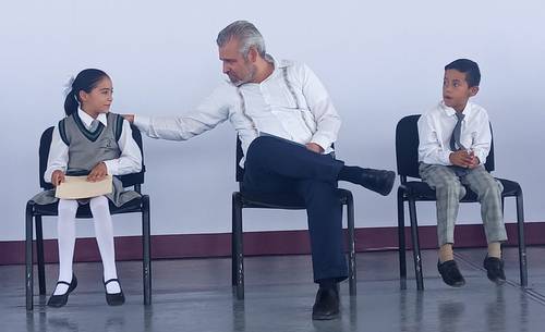 El gobernador de Michoacán, Alfredo Ramírez Bedolla, durante la ceremonia de entrega de material educativo a escuelas y estudiantes del municipio de Aguililla