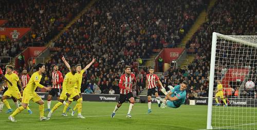 Los Reds remontaron 2-1 a los Saints, con lo que llevaron hasta el último aliento la lucha por el título con el Manchester City.