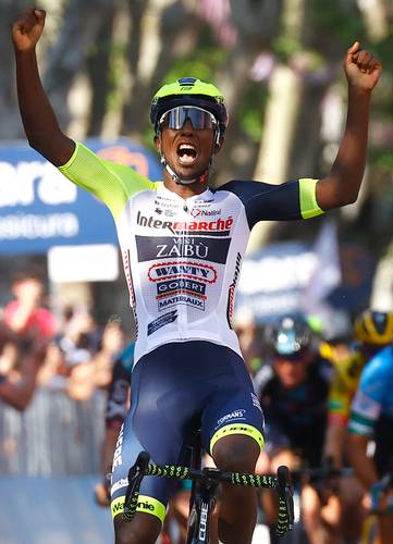 El corredor eritreo Biniam Girmay se impuso en la décima etapa del Giro de Italia, en Jesi, lo que constituye la primera victoria de un africano de raza negra en una gran vuelta. El ciclista, de 22 años y del equipo Intermarché, hizo historia en marzo al convertirse en el primero de su continente en triunfar en una clásica europea de un día, al ganar la Gante-Wevelgem. El español Juan Pedro López (Trek) conservó la maglia rosa de líder general.